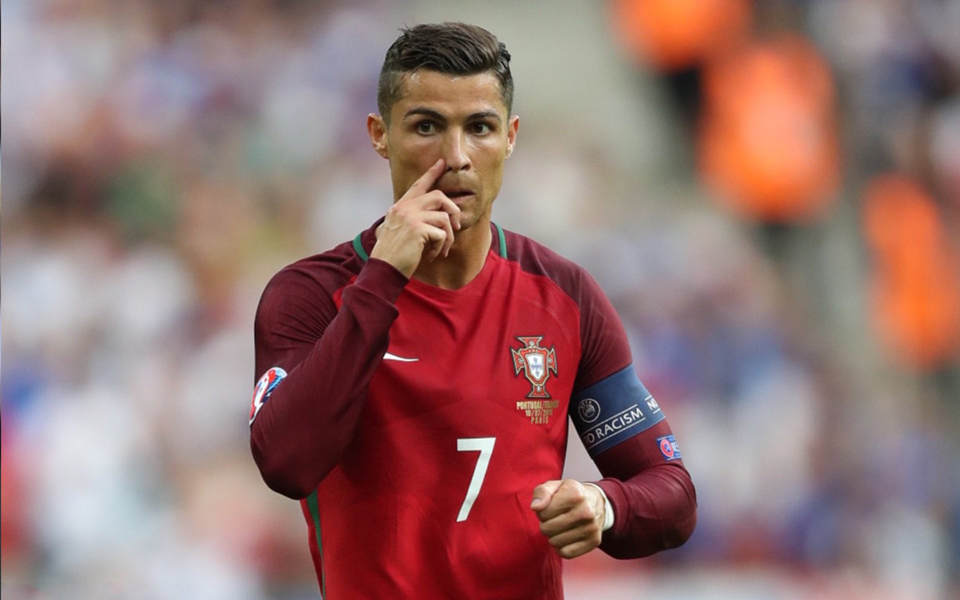 激烈对抗!球员们将为胜利全力以赴,这场球赛的胜败关键是队员们的齐心协力